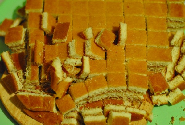 Фруктово-бисквитный торт без выпечки